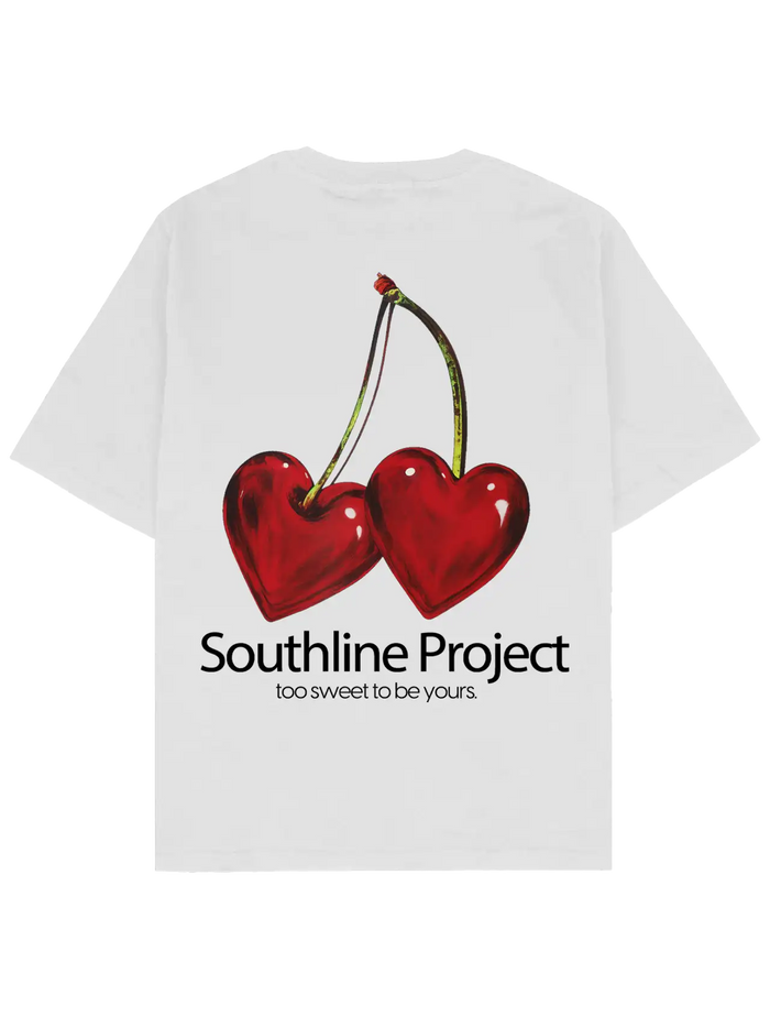 Southline Project CHERRY oversize boxy fit tişört arka baskı, kalp şeklinde kiraz illüstrasyonu, “too sweet to be yours” yazı, heavy-weight pamuk 280 GSM premium streetwear t-shirt. #beyaz 