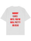 #beyaz SOUTHLINEPROJECT tişört; ön yüzde kırmızı büyük harflerle “NOBODY CARES UNTIL YOU’RE RICH, PRETTY OR DEAD” yazı baskılı.