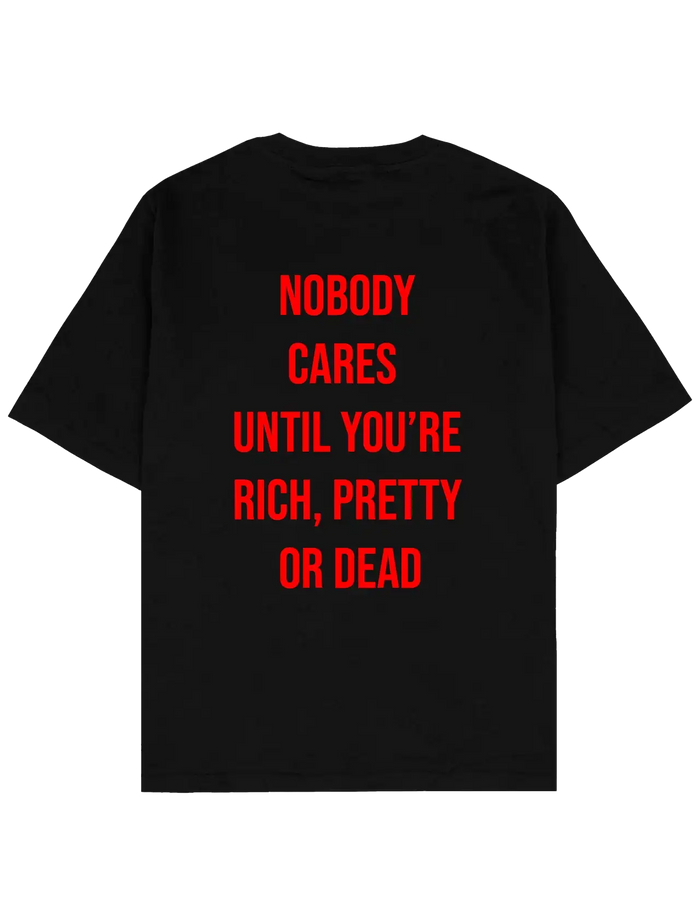 #siyah SOUTHLINEPROJECT tişört; ön yüzde kırmızı büyük harflerle “NOBODY CARES UNTIL YOU’RE RICH, PRETTY OR DEAD” yazı baskılı.