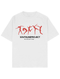 #beyaz Southline Project RHYTHM oversize boxy fit tişört, ön baskıda kırmızı dans figürleri grafiği, siyah “SOUTHLINEPROJECT” yazısı ve “IN THE RHYTHM” alt metni, heavy-weight pamuk 30/2 280 GSM premium streetwear t-shirt.