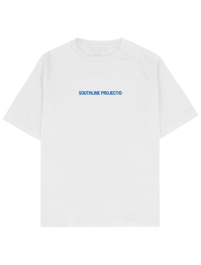 #beyaz Southline Project oversize boxy fit tişört, beyaz heavy-weight pamuk 30/2 280 GSM premium streetwear t-shirt; göğüste mavi “SOUTHLINE PROJECT©” logo yazı baskı.
