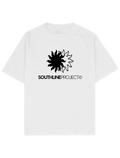 #beyaz Southline Project SUN oversize boxy fit tişört, ön baskıda siyah-beyaz güneş sembolü ve “SOUTHLINEPROJECT©” logo yazısı, heavy-weight pamuk 30/2 280 GSM premium streetwear t-shirt.