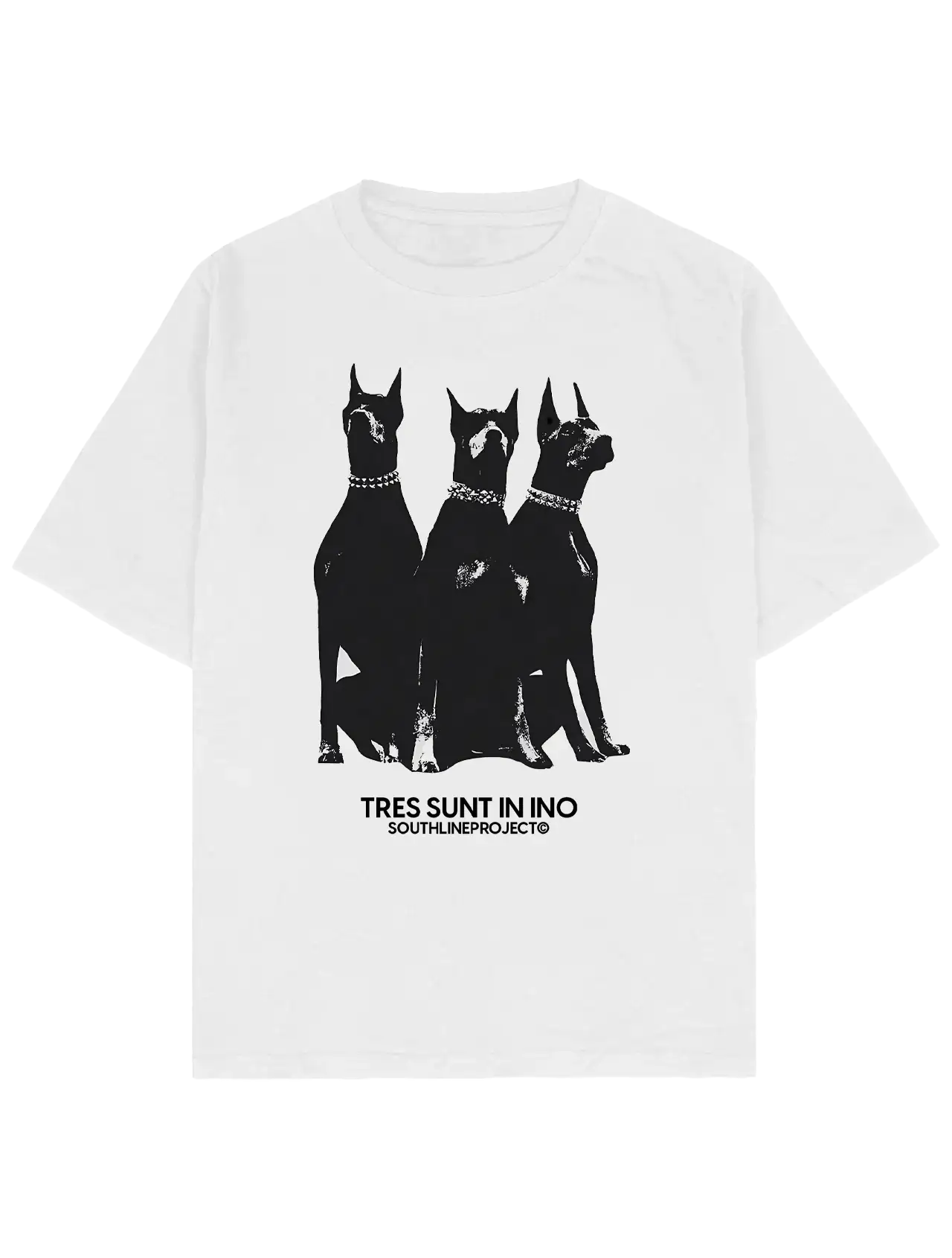 #beyaz Southline Project TRES SUNT IN INO oversize boxy fit tişört, beyaz heavy-weight pamuk 30/2 280 GSM premium streetwear t-shirt; ön baskıda üç siyah köpek silueti ve altında “TRES SUNT IN INO” ile SOUTHLINEPROJECT© yazısı.

