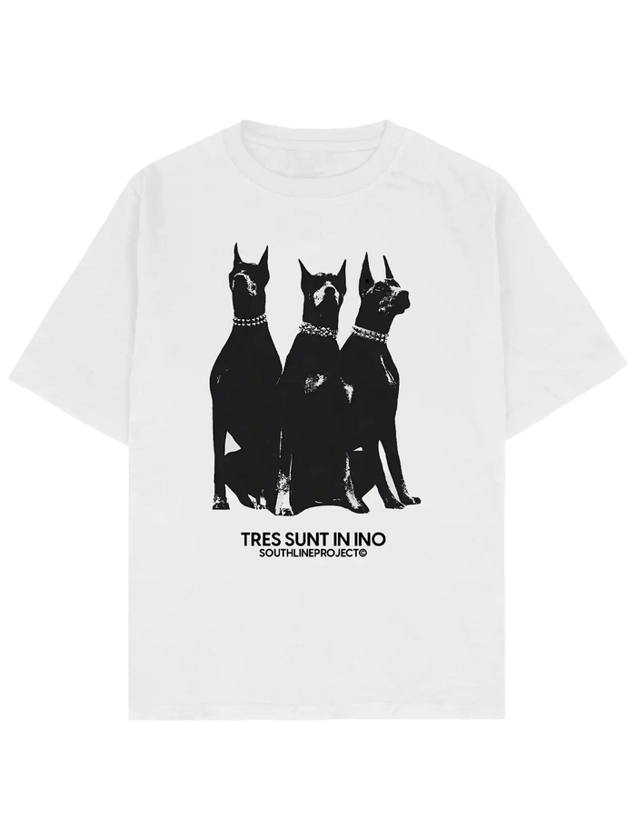#beyaz Southline Project TRES SUNT IN INO oversize boxy fit tişört, beyaz heavy-weight pamuk 30/2 280 GSM premium streetwear t-shirt; ön baskıda üç siyah köpek silueti ve altında “TRES SUNT IN INO” ile SOUTHLINEPROJECT© yazısı.
