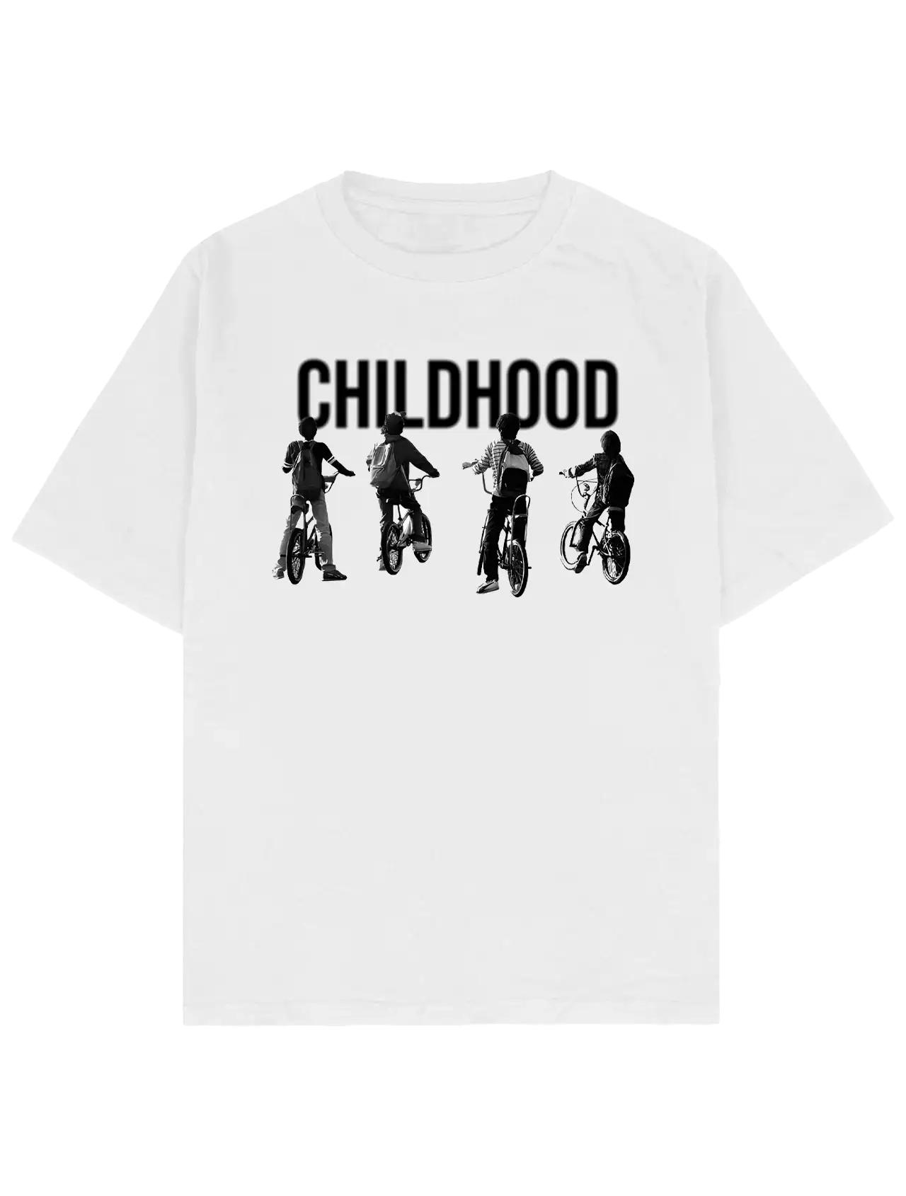 #beyaz Southline Project CHILDHOOD oversize boxy fit tişört, beyaz heavy-weight pamuk 30/2 280 GSM premium streetwear t-shirt; ön baskıda büyük “CHILDHOOD” yazısı ve bisikletli çocuk siluetleri.
