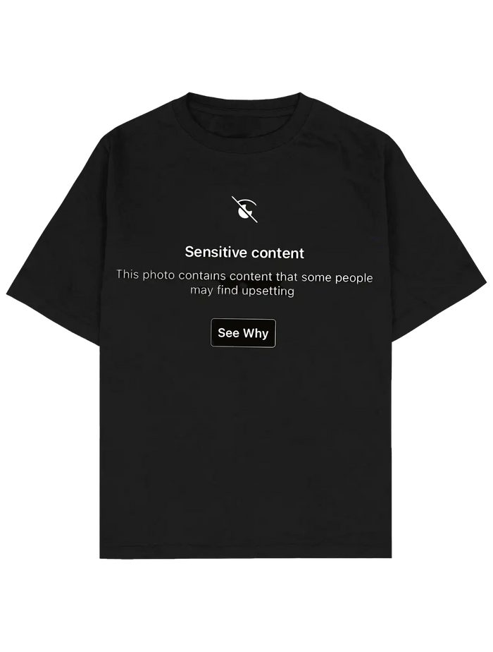 Southline Project “SENSITIVE” siyah tişört; göğüste “Sensitive content” ve “See Why” yazılı konsept baskı, minimal ve premium streetwear görünüm #siyah